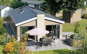 Modern en ruim chalet aan het Veluwemeer op compleet resort